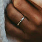Alliance Classique martelée Or 18k recyclé Sample Slow Jewelry