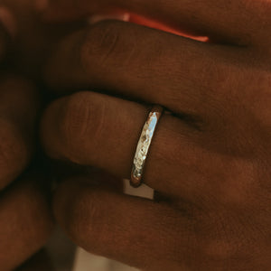 Alliance Classique martelée Or 18k recyclé Sample Slow Jewelry