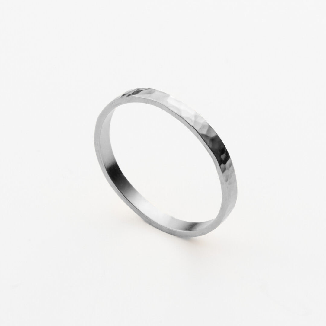 Alliance Ruban martelée Or 18k recyclé Sample Slow Jewelry