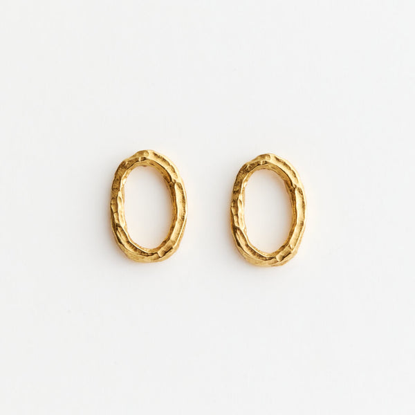 boucles d'oreilles percées plaqué or anneaux gravés en relief boucles d'oreilles percées plaqué or anneaux gravés en relief